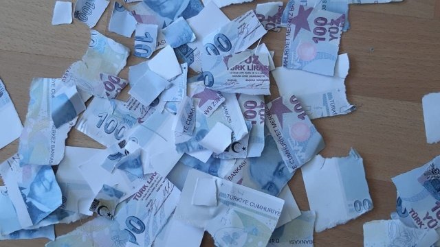 29.09.2021 günü 23.00 sıralarında meydana gelen olayda; Şehzadeler ilçesinde durumundan şüphelenilerek dur ikazında bulunulan araç ikazlara uymayarak kaçmaya başlamış, kovalamaca sonucu Şehzadeler ilçesi 1. Anafartalar mahallesinde durdurulmuş araçta F.Ş. (1994 doğ.), M. A. (1991 doğ.) ve K. A.(1992 doğ.) isimli şahısların olduğu tespit edilerek araçta yapılan aramada 89 adet 50 TL lik sahte banknot bulunmuş, Kaçakçılık ve Organize Suçlarla Mücadele Şube Müdürlüğünce başlatılan tahkikat çerçevesinde, aracın kaçış güzergâhında yapılan araştırmalar sonucu poşet içerisinde yol kenarına atılmış vaziyette aynı seri numaralara sahip 105 adet 100 TL lik ve 407 adet 50 TL lik olmak üzere toplamda 35.300 TL tutarında sahte banknot ele geçirilerek şüpheliler hakkında adli işlemlere başlanılmıştır.