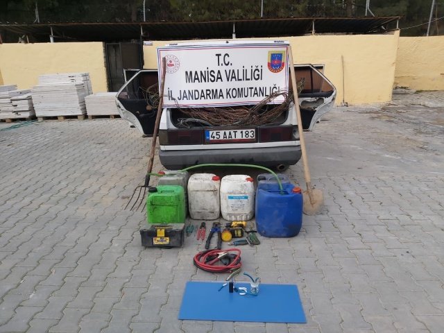 Manisa ili,Alaşehir İlçesi, Delemenler Mahallesinde bulunan petrol istasyonunda 17.03.2022 günü Saat:12.30 sıralarında M.K.(Erkek-1974 D.lu) isimli şahsa ait park halindeki kamyondan 150 lt mazot, O.Y.(Erkek 1985 D.lu) isimli şahsın kamyonundan 150 lt mazot ve 2 adet Valtra marka akünün çalınması, 17.03.2022 günü saat:19.00 sıralarında Manisa ili Alaşehir ilçesi Badınca mahallesinde bulunan Türkiye Petrolleri(ADN) petrol istasyonunda O.F.T(Erkek-1987)’ e ait 45 Z 7800 plakalı kamyondan yaklaşık 150 Lt. Mazot, 1 adet içerisinde takım aletleri bulunan takım çantası, 1 adet yangın söndürme tüpünün hırsızlanması olayları ile ilgili olarak; Alaşehir ilçe J.K.lığı 7nci JASAT timi, Istihbarat Kısmı ve Merkez J.Krk.K.lığınca yapılan istihbari çalışmalar neticesinde; şüpheli şahsın M.Ç.(Erkek-1984) isimli şahıs olduğu tespit edilmiştir. Elde edilen bilgiler doğrultusunda 19.03.2022 günü M.Ç isimli şahsa ait 3 ayrı ikamette alınan arama kararına istinaden yapılan adli arama neticesinde,
-5 adet ayrı bidon içerisinde toplam 150 litre mazot,
-1 adet takım çantası, 1 adet yangın söndürme tüpü,
-Uyuşturucu madde içme aparatı
-Devlet Su İşleri’ ne ait hırsızlanan yaklaşık 50 kg. ağırlığında, yanmış vaziyette bakır enerji nakil kablosu,
-1 adet Demir kesme makası
ele geçirilmiştir.
C.Savcının talimatı ile Şüpheli M.Ç. isimli şahıs gözaltına alınmıştır. Adli tahkikata başlanılmıştır.