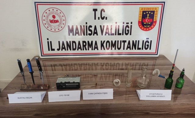 Manisa İli Salihli İlçesi Atatürk Mahallesinde 15.02.2022 günü saat 11:00 sıralarında Salihli İlçe Jandarma Komutanlığı Merkez J.Krk.K.lığı, 8'nci JASAT Timi ve KOM Timi ile birlikte yürütülen soruşturma kapsamında Adli makamlardan alınan arama  kararına istinaden K.B.(1992/E) isimli şahsın ev ve işyerinde  yapılan aramada;
- 5 adet uyuşturucu madde kullanma aparatı,
- 3 adet sustalı bıçak
- 1 adet 9 mm. çapında tabanca fişeği
- 2 adet çalıntı LCD televizyon
- 1 adet çalıntı Pioneer marka otomobil teybi ele geçirilmiştir. K.B. isimli şahsın kan-kıl örneği aldırılmış olup ifadesinin alınmasına müteakip serbest bırakılmıştır. Cumhuriyet Savcısından alınan talimat doğrultusunda tahkikata başlanılmıştır.