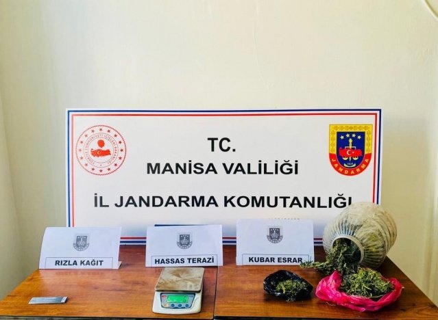 Manisa İli Şehzadeler İlçesi Sancaklıbozköy Mahallesinde 28.10.2022 günü saat:10.00 sıralarında Şehzadeler İlçe Jandarma Komutanlığı ekiplerince  yapılan istihbari çalışma neticesinde; Manisa İl Jandarma Komutanlığı Istihbarat Şube Müdürlüğünün Teknik takibi ve KOM Şube Müdürlüğü Ekiplerinin desteği ile O.O.Ö(1993/E)’ye ait evde yapılan aramada;

1. 2.800 Gram Kubar Esrar,
2. 1 Adet Hassas Terazi,
3. 800 Litre Kaçak Alkol ele geçirilmiş olup, şüpheli şahıs Adlî makamlara sevk edilmek üzere gözaltına alınmıştır.