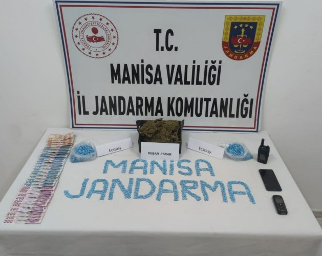 Manisa ili Yunusemre İlçesi İzmir Karayolu Sabuncubeli mevkiinde  23.09.2022 günü saat 23.00'da Manisa İl Jandarma Komutanlığı KOM. Şube Müdürlüğü ve Yunusemre ilçe Jandarma Komutanlığı unsurlarınca  35 ## plakalı araçta yapılan aramada; 2000 adet Ecstasy hap, 605 gram kubar esrar, 4000₺ para, 1 adet El Telsizi, 2 adet cep telefonu ele geçirilmiştir. Şüpheli Ü.P.(1996/E) gözaltına alınmıştır.