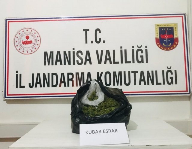 Manisa İli Salihli Ilçesi Sart Mahallesi Mezarlık Mevkiinde 25.10.2022 günü  Salihli İlçe Jandarma Komutanlığı ekiplerince yapılan istihbari çalışmalar sonucu;  T.A. (1996/E) isimli şahsın araç içerisinde uyuşturucu bulundurduğu bilgisi alınarak şahıs takip edilmiş,  yapılan aramada poşet içerisinde 450 Gram kubar esrar, ele geçirilmiştir.
C.Savcısından alınan talimat doğrultusunda şüpheli şahsın kan ve idrar örnekleri aldırılmış olup, olayla ilgili tahkikata başlanılmıştır.
