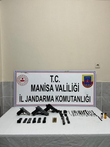 Manisa İli Ahmetli İlçesinde 25 Kasım 2022 günü Saat:13.00 sıralarında Manisa İl J. K.lığı KOM. Şb. Md.'lügü ve Ahmetli İlçe J. K.lığı ekiplerince müşterek yapılan faaliyette M.K. isimli şahsın evinde yapılan aramada;

- (3) adet el yapımı tabanca,
- (14) adet 9 mm. çapında fişek,
- (11) adet 7.65 mm fişek,
- (6) adet tabanca şarjörü,
- (4) adet kabza,
- (2) adet üst kapak takımı,
- (2) adet uyuşturucu madde içiminde kullanılan aparat,
- (43) adet tabanca yapımında kullanılan çeşitli boy ve ebatlarda muhtelif malzeme ele geçirilmiştir.
Şüpheli M.K. hakkında tahkikata başlanılmıştır.