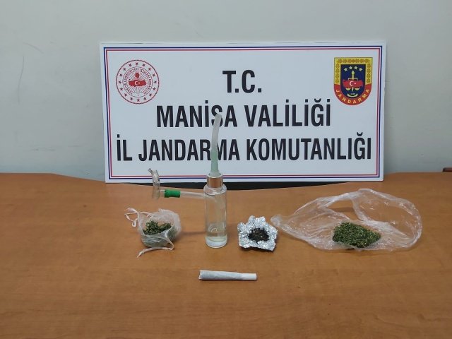 Manisa İli, Alaşehir ilçesi, Yeşilyurt  Mahallesinde 09.02.2022 günü saat: 07.00 sıralarında,   Alaşehir İlçe Jandarma Komutanlığı  7nci JASAT timi, Istihbarat Unsuru ve  Killik J.Krk.K.lığı  ekipleri ile yürütülen  istihbari çalışma  neticesinde, 45 A.. 1.. plakalı  araç  sürücüsü H.S (Erkek 1994 D.lu) isimli şahsın, Yeşilyurt  Mahallesinde M.A (E/ 1990 D.lu) isimli şahsın  evinin önünden çıkarken  görülmesi üzerine, durdurulduğu, araç  içerisinde  bulunan  H.P (Erkek  2003 D.lu) isimli  şahsın araç içerisinden  dışarıya poşet içerisinde bir  cisim attığı görülmüştür. Yapılan kontrolde, poşet içinde yaklaşık (10) gr  kubar esrar maddesi ile H.S'nin yapılan üst aramasında, (1) adet uyuşturucu içme aparatı bulunmuştur. Olay sonrasında M.A'nın evinde ve 45 A.. 1.. plakalı araçta yapılan adli aramada, yaklaşık (15) gr kubar esrar maddesi ve (1) adet  uyuşturcu  madde  içme  aparatı olmak üzere  toplamda yaklaşık (25) gr kubar esrar maddesi, (2) adet uyuşturucu madde  içme aparatı ele geçirilmistir. Olay ile ilgili  M.A ve  H.P isimli şahısların  kan, kıl ve idrar örnekleri aldırılmış, ifadelerinin  alınmasına müteakip serbest bırakılmış, H.S isimli  şahıs ise gözaltına  alınmıştır.