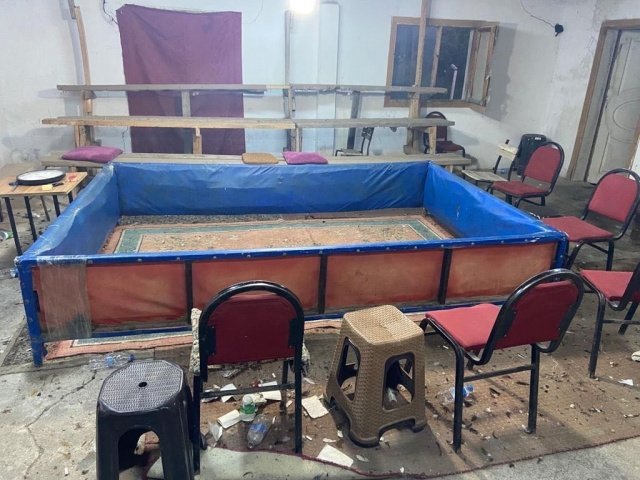 Manisa İli Akhisar İlçesi Ballıca Mahallesinde 08.05.2022 günü kumar oynatıldığı ve horoz dövüşü organize edildiği bilgisi alan Akhisar İlçe Jandarma Komutanlığı JASAT timi ve Asayiş ekipleri Cumhuriyet Başsavcılığı’ndan alınan arama kararı ile bağ evinde icra ettikleri operasyonda kasten öldürme suçundan 13 yıl 5 ay hapis cezası bulunan S.Ö.(E/1985) isimli şahsı kaçmaya çalıştığı esnada yakalamış, bağ evi içinde horoz dövüşü organizasyonu yapıldığı görülmesi üzerine kumar oynayan 31 kişiye toplamda 56.389 TL idari para cezası uygulanmış, kumar oynanmasına yer ve imkan sağlayan M.Ö(E/1978) ve H.T (E/1986) isimli şahıslara TCK 228. Maddesi gereği işlem yapılmış, ayrıca M.Ö isimli şahsa kendisine ait olduğunu beyan ettiği 14 adet  horoz için toplamda 28.602 TL idari para cezası uygulanmıştır. Kumar oynanan bağ evi içerisinde ortada bulunan 20.450 TL nakit para, dövüş süresi ölçülen saat, dövüşen horozların yaralarını dikmekte kullanılan kanlı iplik takılı 4 adet iğne, 1 adet yarabandı, 14 adet horoz, ring adı verilen kafes, 10 adet iskambil destesi, 8 adet  bahis oynayanlara ait adisyon kağıdı, 1 gram kubar esrar ve esrar içiminde kullanılan çarşaf kağıda el konulmuştur.