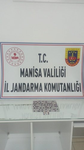 Manisa İli Yunusemre İlçesi Muradiye Mahallesinde 16.03.2022 günü saat 17.30 sıralarında A.A (1985/E) isimli şahsın İzmir ilinden temin ettiği sentetik uyuşturucu hapları Manisa il merkezi ve ilçelerinde satma gayretinde olduğu yönünde alınan bir ihbarın Manisa İl Jandarma Komutanlığı ilgili birimlerince kıymetlendirilmesi neticesinde; şahsın işyeri ve ikamet adreslerinde gecikmesinde sakınca bulunan halin varlığından dolayı C.Savcılığından alınan ARAMA ve EL KOYMA KARARINA binaen 16.03.2022 günü saat:17.30 sıralarında icra edilen EŞ ZAMANLI aramada;  (178) Adet sentetik uyuşturucu hap ele geçirilerek el konulmuştur. Şüpheli hakkında adli işlem başlatılmıştır.