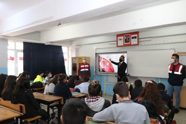 Manisa İl Jandarma Komutanlığı Siber Suçlarla Mücadele Şube Müdürlüğünce 10.03.2022 tarihinde Muradiye Atatürk Aysel Kani Çelikel Ortaokulu öğrencilerine yönelik Siber Suçlarla Mücadele konuları, Sosyal Medya, Siber Zorbalık, Siber Güvenlik ve Bilgisayar Oyunlarının olası tehlikeleri konuları ile ilgili bilgilendirme maksatlı seminer verilmiştir.