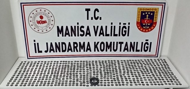 Manisa İli Salihli İlçesi Taytan Mahallesinde 07.05.2022 günü saat:22.00 sıralarında  Salihli İlçe J. K.lığı unsurlarınca yapılan istihbari çalışmalar neticesinde; F.Ü.(1971/E) isimli şahsın ikametinde çok sayıda tarihi eser niteliği taşıyan para olduğu istihbari bilgisi alınmıştır. Nöbetçi Cumhuriyet Savcısından gecikmesinde sakınca bulunan hal kapsamında arama karararı alınmıştır. Arama esnasında (675) adet tarihi eser niteliği taşıdığı değerlendirilen sikke ve (1) adet metal obje ele geçirilmiştir.Salihli Nöbetçi Cumhuriyet Savcısından alınan talimat doğrultusunda tahkikata başlanılmıştır.