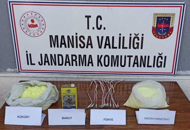 Manisa İli Salihli İlçesi Çaypınar Mahallesinde 26.05.2022 günü saat:17.00 sıralarında Çaypınar-Arı Taşı Mevkiinde T.D. (1985/E) ve K.K.(1978/E) isimli şahıslar ( 2*2) metre genişliğinde ( 2 ) metre derinliğinde kayalık alanda patlatma yapmak sureti ile izinsiz kazı yaparken Salihli İlçe Jandarma Komutanlığı ekiplerince  suç üstü yakalanmışlardır. Olayda kullanılan (1)adet Jeneratör, (1)adet Çapa, (1)adet Kürek, (1)adet Keser, (1) adet El Testeresi, (1)adet Hilti, (5)adet Hilti ucu, (1)adet 30 metre uzunluğunda bağlantı kablosu, (13) adet Fünye, (1)adet Paraşüt Tipi Emniyet Kemeri, (10) gram  Barut,( 4.640) kg ağırlığında Amonyumnitrat, (3.875) kg Ağırlığında Kükürt malzemeleri ele geçirilerek muhafaza altına alınmıştır. Salihli  C.Savcısından alınan talimat doğrultusunda tahkikata başlanılmıştır.