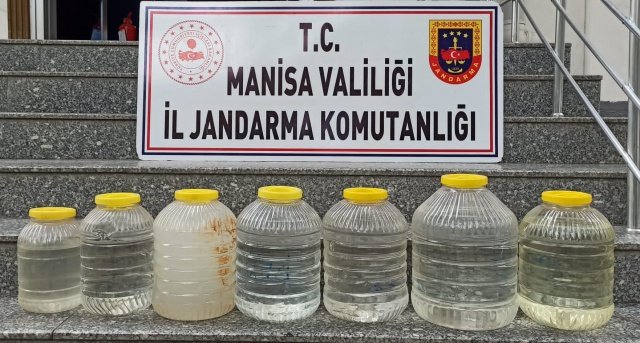 Manisa İli Salihli  İlçesi Hacıbektaşlı Mahallesinde Salihli İlçe Jandarma Komutanlığı ekiplerince yapılan istihbari çalışma sonucu;  17.10.2022  günü saat: 13.30 sıralarında S.Ç.(1974/E) isimli şahsın ikametinde kaçak rakı ürettiği bilgisi elde edilmiştir. S.Ç. isimli şahsın ev ve eklentilerinde yapılan Adli  arama sonucunda; 70 Litre kaçak rakı, 600 litre Şarap, 1 adet Damıtma düzeneği  ele geçirilmiş olup, olayla ilgili tahkikata başlanılmıştır.