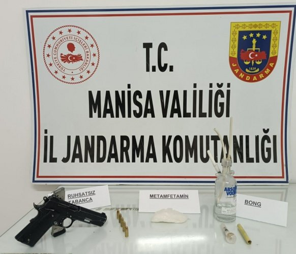 Manisa İli Yunusemre İlçesi Muradiye Mahallesinde 09.10.2022 günü, Yunusemre ilçe Jandarma Komutanlığı ekiplerince elde edilen istihbari bilgi üzerine, saat 00.10 sıralarında, İzmir istikametinden gelen Ö.Y.(1977/E) yönetimindeki 45 ** plakalı çekici üzerine yüklenmiş arızalı görünümü verilmiş 35 ** plakalı binek araçta yapılan adli aramada,

a. (80) gr. metamfetamin,
b. (1) adet 9 mm çapında tabanca ve tabancaya ait (5) adet fişek,
c. Bong düzeneği tespit edilmiştir.

Şüpheliler C.K.(1990/E), R.T.(1987/E), C.O.G.(1995/E) ve O.C.N.(1993/E) yakalanarak gözaltına alınmıştır. Olayla ilgili tahkikata başlanılmıştır.