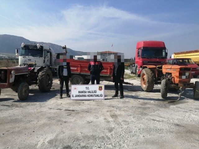 Manisa İli, Akhisar İlçesi, Süleymanlı Mahallesinde 26.02.2022 günü  saat:04:30 sıralarında Müşteki A.A (E/50) isimli şahsa ait FIAT 480 marka traktör ve bu traktöre takılı Tınaz marka kırmızı 3,5 tonluk iki tekerlekli römork ve müşteki Ö.A ( E/42)’ye ait Niternational marka plakasız traktörün kimliği meçhul şahıslar tarafından çalınması üzerine Akhisar C.Başsavcılığı  ile yapılan koordine ve alınan talimatlar doğrultusunda, Akhisar  İlçe Jandarma Komutanlığı JASAT, OYIT ve Asayiş timlerinin yaptığı müşterek  araştırma, takip ve çok sayıda kamera incelemesi sonucu olayın faillerinin İ.G (E/26), S.A (E/36), Ö.E (E/37), T.A(E/52) ve H.S. (E/34) isimli şahıslar olduğu tespit edilmiş ve şahıslar yakalanarak C.savcılığında hazır edilmek üzere gözaltına alınmışlardır. Yapılan araştırmaların devamında FIAT marka traktör Kırkağaç İlçesi Ali Fakı Mahallesinde,  Niternational marka traktör ve römork Akhisar İlçesi Seyitahmet Mahallesinde saklanmış olarak bulunarak müştekilere teslim edilmiştir.