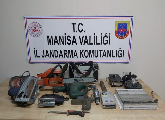 Manisa ili, Alaşehir ilçesi, Bahçedere Mahallesinde 27.03.2022 günü saat:16.00 sıralarında Alaşehir İlçe Jandarma Komutanlığına müracaatta bulunan N.E.(Erkek-52) isimli şahıs 26.03.2022 günü evinde bulunan ev ve bahçe işlerinde kullandığı eşyaların çalındığını beyan ederek şikayette bulunmuştur. Konu ile ilgili olarak, Alaşehir İlçe Jandarma Komutanlığı 7'inci JASAT timi ve Alaşehir Mrk.J.Krk.K.lığı ekiplerince yapılan çalışmalar neticesinde; şüphelilerin İ.Y.(Erkek-40), S.A.(Erkek-35) ve K.Y.(Erkek-39) isimli şahıslar olduğu tespit edilmiştir. İ.Y. ve S.A. isimli şahıslar ikametlerinde yakalanmış ve alınan ifadelerinde malzemeleri parça parça şeklinde Alaşehir İlçe Merkezinde bulunan D.O.(Erkek-45) isimli Hurdacıya, Ö.B.(Erkek-37) isimli şahsa ve N.Y.(Erkek-32) isimli şahsa sattıklarını itiraf etmişlerdir. 3 şahsın ikamet ve iş yeri adreslerine gidilerek rızaları doğrultusunda müştekiye ait olduğu tespit edilen;
-2 Adet Hoparlör
-1 Adet Harwanal marka amfi
-1 Adet Dinamo Motoru
-1 Adet Motosiklet Amortisörü
-1 Adet El Testeresi
-1 Adet Elektronik Güç Kaynağı
-1 Adet Stihl Marka Bıçkı Motoru
-1 Adet Kaynak Makinası
-1 Adet Skil marka 380 Wat Siyah Renki Degovaz makinası
-1 Adet  mini komperasör
-1 Adet Sunta Kesme Makinası
-1 Adet  Ağaç Budama Makinası
-1 Adet oto teyp adaptörü
bulunarak muhafaza altına alınmış ve N.E. isimli şahsa teslim edilmiştir. Malzemeleri satın aldıkları tespit edilen D.O., Ö.B. ve N.Y. isimli şahıslar hakkında adli işlem başlatılmıştır. Hırsızlık olayını gerçekleştiren İ.Y. ve S.A. isimli şahıslar ise alınan ifadelerinin ardından çıkarıldıkları  mahkemece tutuklanmışlardır. K.Y isimli şahsı temin çalışmaları devam etmektedir.