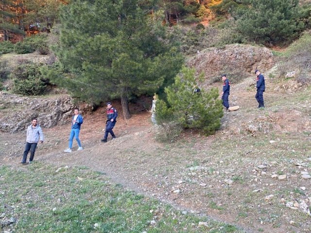 Manisa ili Şehzadeler İlçesi Ayvacık mahallesi Spil Milli Park sınırlarında 20.04.2022 günü saat: 17.00 sıralarında A.K(2004/E), E.D(2004/E), İ.Y(2003/E) ve M.Ü(2004/E) isimli şahısların yürüyüş için çıktıkları kayalık bölgede mahsur kaldıkları ihbarı alınmıştır. Şehzadeler İlçe J.K.lığından 4 Asayiş Timi ve AFAD Ekipleri tarafından yapılan aramalar neticesinde bahse konu şahıslara Oduncu Kanyonu Mevkisinde bulunan kayalıklarda  ulaşılmış ve kurtarılmışlardır. Şahıslar, sağlık durumlarının iyi olduklarının tespit edilmesi üzerine ailelerine teslim edilmişlerdir.