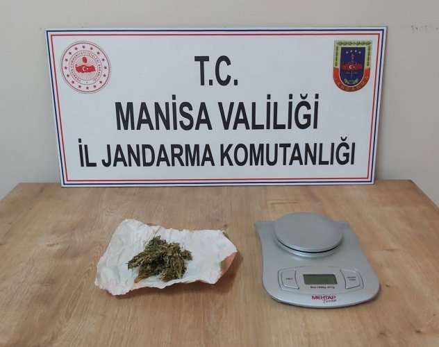 Manisa İli Alaşehir İlçesi Delemenler Mahallesinde 12.04.2022 günü saat:12.00 sıralarında Alaşehir 7'nci JASAT timi, İsth.Ks.ve Mrk.J.Krk.K.lığı tarafından Uyuşturucu veya Uyarıcı Madde ile mücadele kapsamında yapılan istihbari çalışmalar neticesinde; O.K. (Erkek 1994 D.lu) ve İ.K.(Erkek-1962 D.lu) isimli şahısların işletmiş oldukları berber dükkanında ve ikamet ettiği evlerinde kubar esrar maddesi sattıkları ve müşteri aradıkları yönünde duyumlar elde edilmiştir. Konu ile ilgili olarak Alaşehir Sulh Ceza Hakimliğinden alınan arama kararına istinaden O.K. ve İ.K. isimli şahısların adreslerinde yapılan aramada; O.K. isimli şahsa ait yaklaşık 30 gr. kubar esrar maddesi ve 1 adet hassas terazi ele geçirilmiştir. O.K. isimli şahıs gözaltına alınmış olup, İ.K. isimli şahıs ise ifadesinin alınmasına müteakip serbest bırakılmıştır.