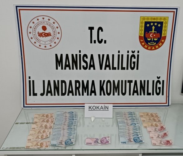 Manisa İli Yunusemre İlçesi Muradiye Mahallesinde 03.11.2022 günü saat 01.00 sıralarında Yunusemre ilçe Jandarma Komutanlığı ekiplerince  yapılan istihbari çalışma sonucu; 35** plakalı araçta  bulunan B.S.(1998/E) ve Ö.B. (1991/E) isimli şahısların üzerinde yaklaşık (30) gr kokain olduğu değerlendirilen madde ve 4750₺ para ele geçirilmiş olup, şüpheli şahıslar gözaltına alınmıştır. Olayla ilgili tahkikata başlanılmıştır.