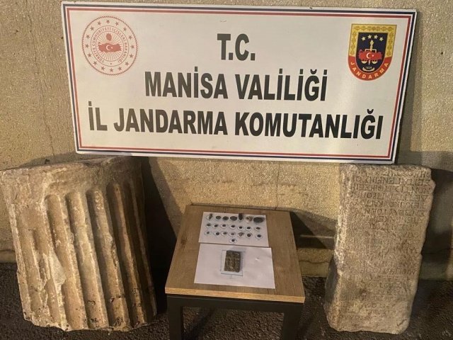 Manisa ili Akhisar ilçesinde  01.10.2022 günü saat 15:30 sıralarında Z.K (E/44) isimli şahsın ev ve eklentilerinde yapılan aramada 22 adet tarihi niteliği olan obje, 1 adet haç işaretli tarihi obje, 1 adet Grek alfabesi ile yazıldigi değerlendirilen tablet ve 1 adet tarihi niteliği olduğu değerlendirilen sütun tespit edilerek el konulmuş,
şüpheli şahıs yakalanmış olup, C.Savcısının talimatı ile tahkikata başlanılmıştır.