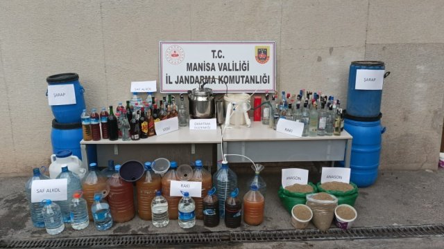 Manisa İli Akhisar İlçesinde alınan  istihbari bilgi üzerine 27.09.2022 günü saat 18:00 sıralarında Akhisar İlçe Jandarma Komutanlığı ekiplerince şüpheli M.B.(E/65) ve F.Ö.(E/65)’ye ait evlerde yapılan aramada yaklaşık 1 ton kaçak rakı, şarap ve viski ile 50 Kg anason bitkisi tespit edilerek el konulmuştur. C.Savcısının talimatıyla Olayla ilgili tahkikata başlanılmıştır.