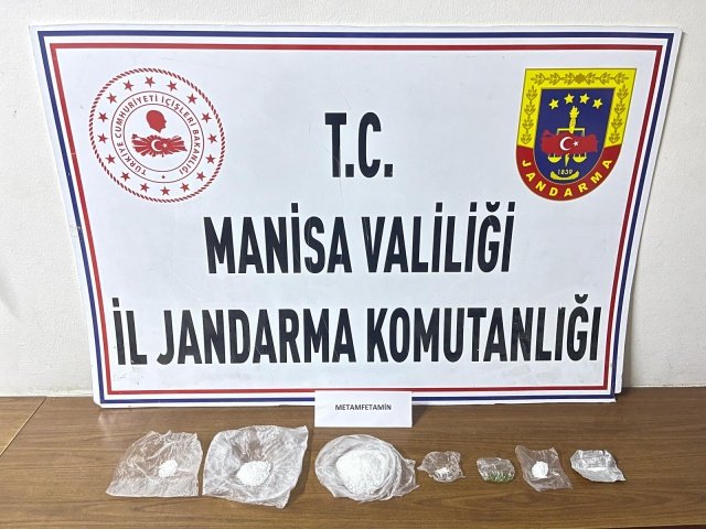 Manisa İli Yunusemre İlçesi Muradiye Mahallesinde 27.10.2022 günü saat 04:30 sıralarında Yunusemre ilçe Jandarma Komutanlığı ekiplerince   icra edilen Devriye faaliyeti esnasında M.A.(1994/E) ve Y.A (1985/E) olduğu tespit edilen şahıslardan M.A. isimli şahsın  elinde bulunan siyah poşet içerisinde (60) gr, ikametinde yapılan aramada (15) Gr metamfetamin ele gecirilmistir. M.A.'nın  elinde ki poşette ele  geçirilen  (60) gr metefatemini, Y.A kendisine ait olduğunu beyan ederek kabul etmiştir. Şüpheli şahıslar Adlî makamlara sevk edilmek üzere gözaltına alınmıştır. Olayla ilgili tahkikata başlanılmıştır.