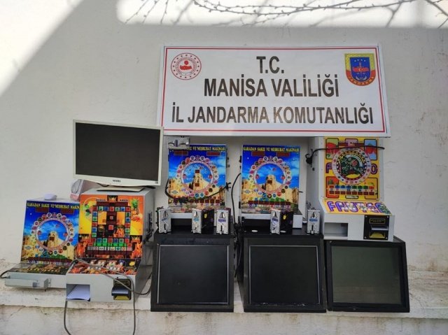 Manisa İli Saruhanlı İlçesi Koldere Mahallesinde 06.04.2022 günü saat:12.30 sıralarında Manisa İl J.K.lığı İstihbarat Şube Müdürlüğü ile Saruhanlı Ilçe Jandarma Komutanlığı ekiplerince  yürütülen müşterek çalışma sonucu M.C.(1991/E), İ.K.(1982/E) ve sürücülüğünü M.D.(1979/E) isimli şahsın yaptığı 35 U.. 3. plakalı araç ile köy kahvehanelerini dolaşarak slot kumar makinesi dağıtımı yapmak suretiyle kumar oynamaya yer ve imkan temin ettikleri tespit edilmiştir. Olay ile ilgili olarak araç içerisinde yapılan aramada 6 adet slot makine ve işletmeciliğini Y.B.(1952/E) isimli şahsın yapmakta olduğu işletmede şüpheli şahıslar tarafından kıraathaneye bırakıldığı tespit edilen prize takılı ve açık şekilde 2 adet üst üste bırakılmış slot kumar makinesi (toplamda 8 adet) tespit edilmiştir. Olayla ilgili tahkikata başlanmış olup 8 adet slot kumar makinesi, 1 adet renkli monitör, 2 adet beyaz renkli mouse, 6 adet makinalara ait para giriş aparatı, 1 adet slot kumar makinesine ait kumandaya el konulmuştur. Olay ile ilgili tahkikata başlanılmıştır.