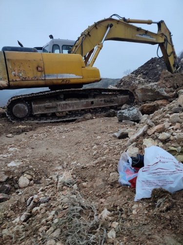 Manisa ili Alaşehir ilçesi  Bahadır Mahallesinde 14.02.2022 günü saat 05.00 sıralarında kaçak kazı yapıldığı ihbarının alınması üzerine,  Alaşehir İlçe Jandarma Komutanlığı ekiplerince kaçak kazı alanına gidilmiş, M.Y.M. ( erkek 1986 d.lu), F.B.(erkek 1983 d.lu), T. M.(erkek 1984 d.lu) Ve H.D.(erkek 1984 d.lu) isimli şahıslar kepçe ile kaçak kazı yaptıkları sırada suç üstü yapılarak yakalanmıştır.
Alaşehir Nöb.C Savcısına bilgi verilmiş olup alınan talimatlar doğrultusunda tahkikata başlanılmıştır. Şahıslar ifadelerinin alınmasına müteakip serbest bırakılmıştır.
