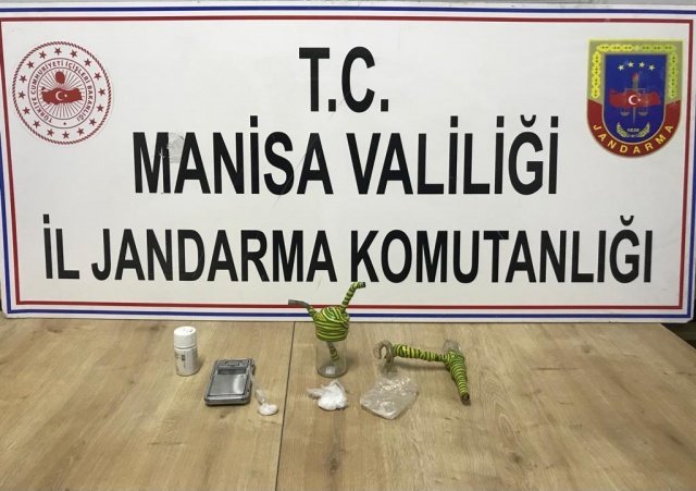 Manisa ili Soma ilçesi Sarıkaya mahallesinde 06.04.2022 günü saat:03.30 sıralarında Soma İlçe Jandarma Komutanlığı ekiplerince  İcra edilen Önleyici Kolluk Devriyesi esnasında 07 Z. 7.. plakalı araç içerisinde şüpheli bulunan E.Ç .( E/1997 d.lu ),  E.Y. ( E/1986 d.lu ), H.İ.A (E/1990 d.lu)  isimli şahısların içinde bulundukları araç çevresinde yapılan aramada 5 gram Metamfetamin isimli uyuşturucu madde olduğu değerlendirilen kimyasal, uyuşturucu içmede kullanılan 2 adet aparat ve 1 adet hassas terazi ele geçmiştir. Soma Nöb. C.Savcısından alınan talimatlar doğrultusunda şüpheli şahıslardan  kan ve idrar örnekleri aldırılmış olup,  şüpheliler 06.04.2022 günü adli makamlara sevk edilmek üzere gözaltına alınmışlardır.