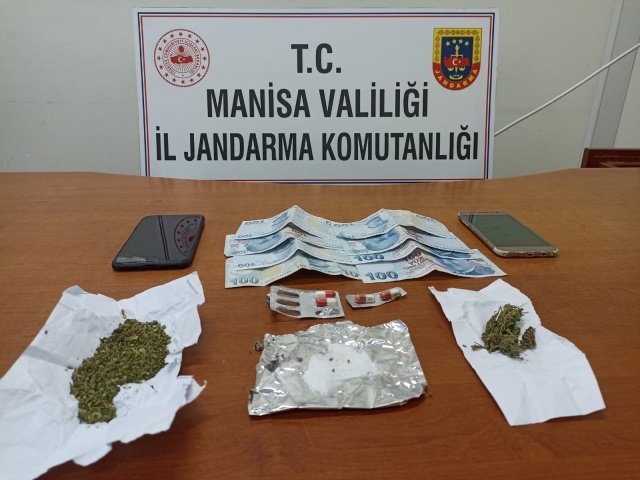 Manisa İli, Alaşehir ilçesi, Yeşilyurt  Mahallesinde 23.05.2022 günü saat:05.30 sıralarında icra edilen Önleyici Kolluk Devriyesi esnasında şüpheli görülen D.D (Erkek,2000 d.lu) ve İ.M.H(Erkek ,1999 d.lu) isimli şahısların kaba üst aramasında İ.M.H isimli şahsın üzerinde yaklaşık (5)gr. metamfetamin,(3)gr. esrar ve (2) adet Lyrica hap, 800TL nakit para ele geçirilmiştir.Müteakiben alınan adli arama kapsamında ikamet adresinde yapılan aramada ise yaklaşık (4)gr. esrar ve 2 adet Symra hap ele geçirilmiştir. Alaşehir Nöb.C Savcılığının talimatı gereği, D.D ve İ.M.H isimli şahısların kan, kıl ve idrar örnekleri aldırılmış olup D.D ifadesinin alınmasına müteakip serbest bırakılmıştır. İ.M.H isimli şahıs ise 23.05.2022 günü Alaşehir C.Savcılığında hazır edilmek üzere gözaltına alınmıştır.