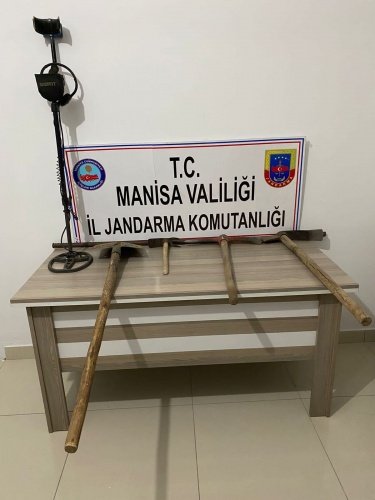 Konu-1 Manisa İli Selendi İlçesi Dedeler Mahallesinde, 23.09.2022 günü saat 15:30'da H.K. (1993/E), M.A.K. (1993/E), Ö.Y. (1977/E) ve M.Ö. (1977/E) isimli şahıslar Selendi İlçe Jandarma Komutanlığı ekiplerince kaçak kazı yaptıkları sırada suçüstü yakalanmış olup; 2 adet kazma, 2 adet kürek, 1 adet 2 metre uzunluğunda demir, 1 adet dedektör muhafaza altına alınmış, olayla ilgili tahkikata başlanılmıştır.