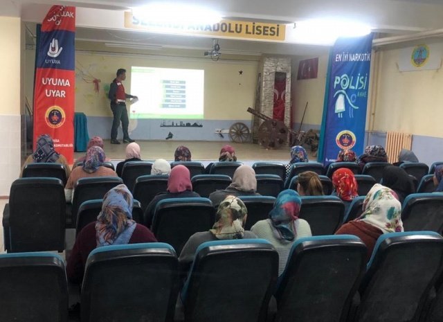 Manisa İl J.K.lığı Kaçakçılık ve Organize Suçlarla Mücadele Şube müdürlüğü  tarafından 12 Nisan 2022 tarihinde 11.00 - 12.00 saatleri arasında Selendi İlçe Jandarma Komutanlığı sorumluluk bölgesinde ikamet eden toplam 73 Anneye “En İyi Narkotik Polisi Anne” Projesi kapsamında Uzman Personel tarafından bilgilendirme yapıldı.
