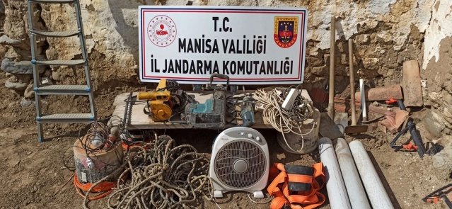 Manisa İli Salihli İlçesi Hacıbektaşlı Mahallesinde 21.05.2022 günü saat:14.00 sıralarında yapılan istihbari çalışmalar neticesinde H.A.(1978/E) ve M.K.(1980/E) isimli şahısların H.A. isimli şahsın ikametin eklentisi olan hayvan ağılında  izinsiz kazı yaptıkları duyumu alınmıştır. Salihli İlçe Jandarma Komutanlığı unsurlarınca yapılan operasyonda  H.A. ve M.K  isimli şahıslar 2 metre genişliğinde ve 10 metre derinliğinde izinsiz kazı yaparken suç üstü yakalanmıştır. Kazıda kullanılan (2)adet hilti,(1 )adet merdiven, (1)adet kürek , (1)adet kazma , (1)adet havalandırma fanı, (2) adet seyyar aydınlatma lambası,(50)metre uzunluğunda ip ve halat, (1) adet elektirikli seyyar vinç, (9) metre  plastik boru, (4) adet hilti ucu,(1) adet güvenlik kemeri ,(30)metre uzunluğunda uzatma kablosu ele geçirilerek  rızaen muhafaza altına alınmıştır. Salihli Nöbetçi Cumhuriyet Savcısından alınan talimat doğrultusunda tahkikata başlanmıştır.