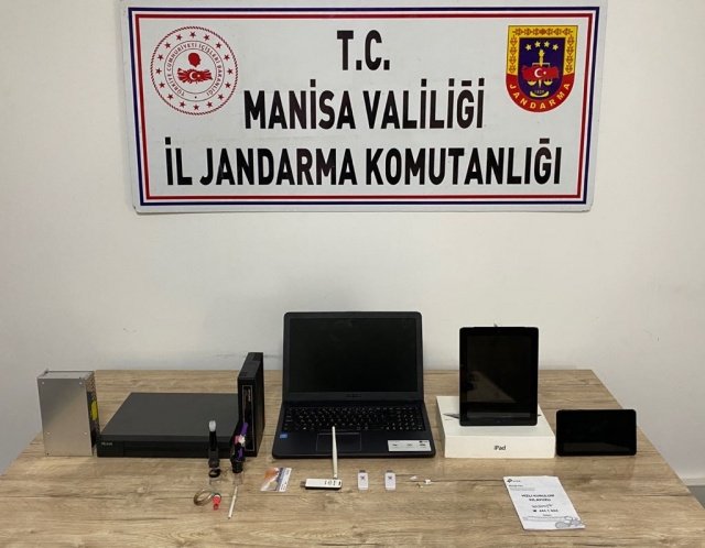 Manisa İli Salihli İlçesi Hacıbektaşlı Mahallesinde 13.02.2022 günü saat 09:00 sıralarında Hacıbektaşlı İlköğretim Okulu Müdürü E.T. (1978/E) isimli şahıs müracaata bulunarak  okuldan (15) adet tablet, (2) adet laptop, (1) adet kamera kayıt cihazı, (2) adet harici bellek ve 600 TL paranın kimliği belirsiz kişi veya kişiler tarafından çalındığını, maddi zararın 100.000 TL olduğunu  beyan ederek şikayette bulunmuştur. Salihli İlçe Jandarma Komutanlığı ekiplerince Şüphelilerin tespitine yönelik  yapılan çalışmalar neticesinde;
Olayı gerçekleştiren şüphelilerin C.E.(1994/E), Y.D.(2003/E), S.E.(1996/E) ve S.E.(1995/K) isimli şahıslar olduğu tespit edilmiş, gecikmesinde sakınca bulunan hal kapsamında şüphelilerin evlerinde (Emniyet-Jandarma bölgesi) yapılan aramada;
- 1 adet laptop
- 4 adet tablet
- 3 adet uyuşturucu kullanma aparatı bong
- 3 adet flaş bellek
- 1 adet çalıntı ekobis
- 1 adet kamu sim kartı
- 1 adet güç adaptörü
- 1 adet switch dağıtıcı
ele geçirilmiştir.
Cumhuriyet Savcısından alınan talimat doğrultusunda tahkikata başlanılmıştır. Şüpheliler gözaltına alınmış olup 14.02.2022 günü Salihli C.Başsavcılığında hazır edilecektir.