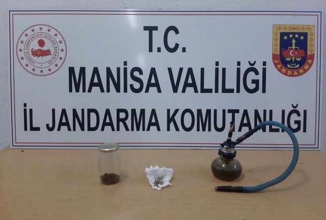 Manisa ili Turgutlu ilçesi Karaköy Mahallesinde 06.03.2022 günü saat 01.40 sıralarında icra edilen önleyici kolluk devriyesi esnasında, Ovacık yolu kenarında 35 D.. 7. plakalı kamyonet park halinde görülmüş, yapılan kontrolde H.A. (Erkek-32) ve M.S. (Erkek-44) isimli şahısların araç içerisinde oturdukları tespit edilmiştir. Araçta gözle yapılan kontrolde sağ koltuk kısmında Bong diye tabir edilen uyuşturucu madde içmek için kullanılan aparat ve yanında bulunan 1 adet cam kavanoz içerisinde yaklaşık 10 gram kenevir bitkisi ile yapılan kaba üst aramasında H.A isimli şahsın üzerinden beyaz peçeteye sarılmış yaklaşık 5 gram kenevir tohumu ele geçirilmiştir. Cumhuriyet Savcısının talimatıyla olayla ilgili soruşturmaya başlanılmış, şüphelilerin Turgutlu devlet hastanesinden kan ve idrar örnekleri aldırıldı.