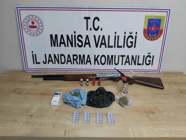 Manisa İli, Alaşehir İlçesi, Baklacı Mahallesinde 17.06.2022 günü saat:00.10 sıralarında Alaşehir İlçe Jandarma Komutanlığı Mrk. J.Krk.K. lığı,  ve Alaşehir 7nci JASAT timi tarafından yapılan istihbari çalışmalar neticesinde; H.E.(Erkek-1975) isimli şahsın uyuşturucu madde sattığı yönünde duyum elde edilmiş ve Adli Makamlardan alınan arama kararına istinaden H.E. isimli şahsın ikamet adresinde yapılan aramada; tuvaletin gider kısmına atılmış poşetli 200 gram kubar esrar maddesi, misafir odası kısmında torba içerisinde yaklaşık 50 gram kubar esrar maddesi, sobanın içerisine dökülmüş vaziyette yaklaşık 70 gram kenevir tohumu, 1 adet uyuşturucu içme aparatı ve dolap içerisinde 1 adet ruhsatsız Magnum marka 6309 Seri nolu otomatik av tüfeği, çatıda güvercin kümesine saklanmış 40 adet Xanax marka uyuşturucu ilaç ele geçirilerek el konulmuştur. H.E. isimli şahıs 17.06.2022 günü Alaşehir Adliyesinde hazır edilmek üzere gözaltına alınmıştır.