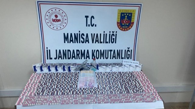 Manisa İli, Yunusemre İlçesi, Muradiye Mahallesinde, 13.10.2022 günü saat 06.00 sıralarında, yapılan istihbari çalışma neticesinde icra edilen faaliyette B.Y. (E/1997), K.K.(E/1998) ve R.D.(K/2003) isimli şahısların üzerlerinde ve B.Y. isimli şahsın ikametinde:

1. (1476) adet sentetik ecza,
2. (10.200₺) Nakit Para, 
3. (1) adet 9 MM kuru sıkı tabanca,
4. Uyuşturucu ve Uyarıcı Madde içmek için kullanılan aparat ele geçirilmiştir.

Şahıslar yakalanarak gözaltına alınmıştır. Olayla ilgili tahkikata başlanılmıştır.