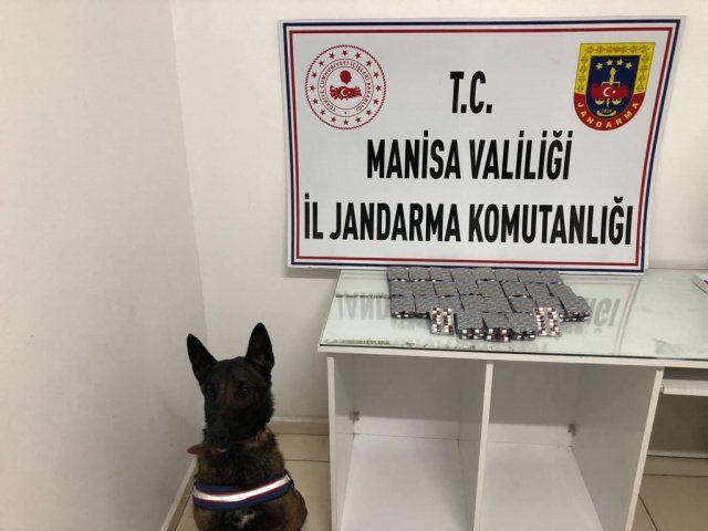 Manisa İli Yunusemre İlçesi Muradiye Mahallesinde 21.03.2022 günü saat 17.30 sıralarında A.A (1985/E) ve H.A. (1990/E) isimli şahısların İzmir ilinden temin ettiği sentetik uyuşturucu hapları Manisa il merkezi ve ilçelerinde satma saikinde olduğu yönünde alınan bir ihbarın Yunusemre İlçe J.K.lığı, Manisa İl Jandarma Komutanlığı KOM.Ş.Md.lüğü, İSTH Ş.Md.lüğü ile birlikte müşterek görev kuvvetiyle  şahsın işyerinde gecikmesinde sakınca bulunan hal kapsamında C.Savcılığından alınan arama kararına binaen Uyuşturucu Madde Arama Köpek Unsuru desteğiyle  yapılan aramada; zulalı halde  (1540) Adet sentetik uyuşturucu hap ele geçirilerek el konulmuştur. Şüpheliler hakkında adli işlem başlatılmıştır.