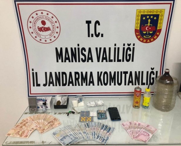 Manisa İli Yunusemre İlçesi Muradiye Mahallesinde 07 Nisan 2022 günü saat 06.00 sıralarında uyuşturucu madde satışı yapıldığı  ile ilgili alınan istihbari bilgi üzerine yapılan çalışmalar sonucunda; C.A. (1990/E) ve Y.A. (1988/E) in ortak kullandıkları ikametlerinde Yunusemre İlçe Jandarma Komutanlığı, JASAT timi ve Manisa İl Jandarma Komutanlığı Kaçakçılık ve Organize Suçlarla Mücadele Şube Müdürlüğü  Narkotik Köpek unsuru katılımı ile yapılan aramada; bong  olarak tabir edilen 2 adet aparat, iki ayrı poşet içerisinde toplam ağırlığı 56,63 gr metamfetamin, satış için hazırlanmış kağıda sarılı 5,05 gr esrar, 4400 TL nakit para ve hassas terazi ele geçirilmiştir. Cumhuriyet Savcısından alınan talimat ile şüpheliler  07.04.2022 günü Adli makamlara sevk edilecektir.