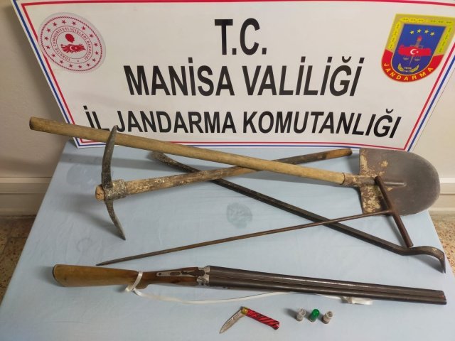 Manisa İli Köprübaşı İlçesi Yardere Mahallesi Kale mevkiinde birinci derece sit alanında 01.11.2022 günü saat 20:00 sıralarında  Köprübaşı İlçe Jandarma Komutanlığı ekiplerince yapılan istihbari çalışma sonucu; H.K (1968 d.lu E), H.B. (1983 d.lu E), M.B (1979 d.lu E) isimli şahısların  kazı yaptıkları tespit edilerek şahıslar suçüstü yakalanmışlardır. Olayla ilgili tahkikata başlanılmıştır.