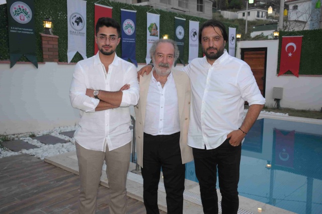 Son dönemde yaptığı projelerle adından söz ettiren Biesaa Group önceki akşam Kuşadası ve İzmir hobi bahçeleri projelerinin tanıtımı için mangal partisi düzenlendi. Geceye oyuncu Selahattin Taşdöğen ve Burak Bozdağ katıldı