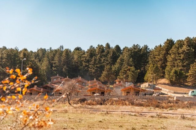 Taş evlerin gerek konumu gerekse doğallığı ile ziyaretçilerine eşsiz bir ortam sunmanın yanı sıra 1450 Rakımlı Gölcük Yaylasında  bulunan 3 bin metre uzunluğundaki bisiklet ve yürüyüş yolunda yürüyüş yapma ve bisiklete binme imkanı sunuyor.