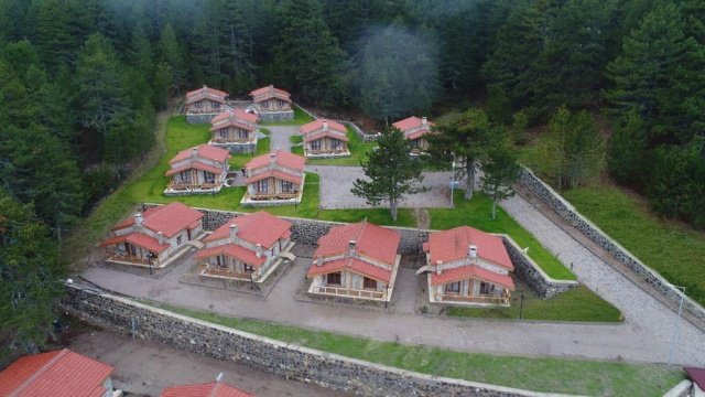Taş konakların hizmete girmesiyle ilgili olarak Simav Belediye Başkanı Av. Adil Biçer; “1450 rakımlı Gölcük Yaylası mesire alanında inşa ettiğimiz 15 adet Taş evimizin yapımında bölgenin kerestesi ve yine bölgeye has taşları kullandık. Bu sayede hem taş evlerin doğayla bütünleşmesi sağlandı hem de misafirlerimizin konforu düşünüldü. Taş konaklarımızda kullanılan mobilyaları da kendi mobilya atölyemizde ürettik. Çevreye duyarlı yaklaşımımız ile taş evlerin yapıldığı alanda hiçbir ağaç kesmediğimiz gibi daha da alana 200 adet ağaç diktik bunun yanında da 1000 adet çalı grubu dikerek taş evlerimizin peyzajını da güzelleştirdik. Gölcük Yaylasında bulunan Taş konaklarımıza sizleri de bekliyoruz.” şeklinde konuştu.
Saklı bir cenneti anımsatan 1450 rakımlı Gölcük Yaylası Taş Konakları Dağ turizmi yapmak isteyen ziyaretçilerini ağırlamayı bekliyor.