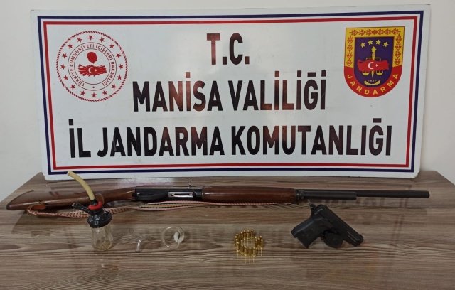 KONU: Uyuşturucu veya Uyarıcı Madde Kullanmak

Manisa İli Salihli İlçesi Taytan Mahallesinde (Merkez J.Krk.K.lığı sorumluluk alanı) 01.02.2022 günü saat 11.30 sıralarında A.E.(1988/E) isimli şahsın uyuşturucu madde kullandığı duyumu alıması üzerine ; Salihli Sulh Ceza Hakimliğinin 2022/455 Sayılı Arama Kararına istinaden şahsın iş yerinde, ev ve eklentilerinde Salihli İlçe Jandarma Komutanlığı unsurları, Manisa İl J.K.lığı İsth.Şube Md.lüğü, KOM Şube Md.lüğü ve Narkotik Köpek Timi  ile birlikte arama yapılmış, arama sonucunda (3)adet uyuşturucu kullanma aparatı  Bong ,  (1) adet ruhsatsız  av tüfeği, (1) adet kuru sıkı tabanca ve (18)adet 7.65 çapında tabanca fişeği  ele geçirilmiştir.Şahsın kan ve kıl örneği aldırılmıştır. Ayrıca A.E. isimli şüphelinin yapılan kimlik sorgusunda;
-Salihli İlamat ve İnfaz Bürosu tarafından “Resmi Belgede Sahtecilik”
-Salihli İlamat ve İnfaz Bürosu tarafından “Kamu Kurum ve Kuruluşları vb.Tüzel Kişiliklerin Araç olarak Kullanılması Sureti İle Dolandırıcılık” suçlarından olmak üzere toplam (2) suçtan arandığı tespit edilmiştir.  C.Savcısından alınan talimat doğrultusunda tahkikata başlanılmıştır. A.E. isimli şahıs  tutuklanarak Salihli T Tipi Kapalı Ceza Kurumuna teslim edilmiştir.