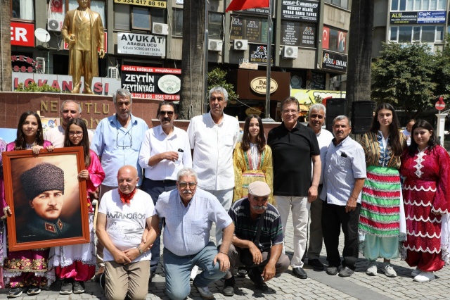 Edremit İlçesinde ki Tahtacı Türkmenleri Cumhuriyet Meydanı’nda bir araya gelerek üç yıldır Kazdağları’na çıkmalarına izin verilmemesine karşı basın açıklaması yaptı.