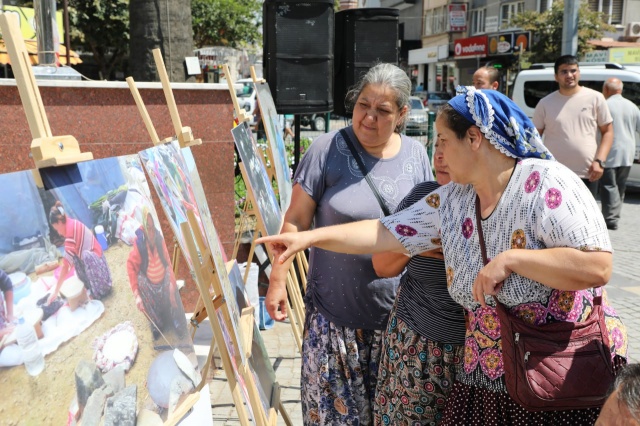 Edremit ilçesinde her yıl Ağustos ayında Kazdağları’na çıkarak kurban kesip örf, adet ve geleneklerini yerine getiren Tahtacı Türkmenleri, üç yıldır dağa çıkmalarına izin verilmemesine tepki gösterdi.

Tahtacı Türkmenleri Cumhuriyet Meydanı’nda yaptığı açıklamada, 700 yıllık geleneğin yasaklarla üç yıldır yerine getirilemediği belirtilerek  “Yasakları sürdürüp bu kültürü yok etmeyin. Unutmayın, sizlerin yasakları asıl gönüllerdeki yangınları büyütüyor. Her yasağınız gönül yangınına körük oluyor. Bizler devletimize bağlı insanlarız. Bizleri devletimize karşı kırgın hale getirmeyin. Lütfen sesimizi duyun” denildi.