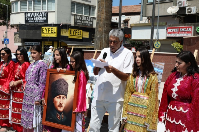 Yangın tehlikesi sadece bizlere midir?

 

Dağ turizme açık inanca yasak mıdır? Dağın endemikleri koruma altına alındı ve bu bitkilerin olduğu yerlere çıkış yasaklandı. Peki bizlerin kültürü endemik değil midir? Yetkililere sesleniyoruz. Yangınları bahane ederek yasakları sürdürüp bu kültürü yok etmeyin.

 

Unutmayın, sizlerin yasakları asıl gönüllerdeki yangınları büyütüyor. Her yasağınız gönül yangınına körük oluyor. Bizler devletimize bağlı insanlarız. Bizleri devletimize karşı kırgın hale getirmeyin. Lütfen sesimizi duyun. Teşekkür ederiz” denildi.