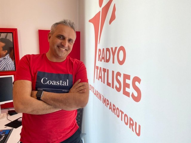 İzmir’in başarılı radyo programcısı ve sunucusu Mustafa Karslıoğlu’nu kadrosuna ekleyen Radyo Tatlıses, dinleyicilere tatlı bir radyo frekansı sunuyor. Ekibe yeni dahil olan Karslıoğlu, programında dinleyicilerine bol kahkahalı dakikalar geçirtiyor. Radyo programına sanat dünyasının ünlü isimlerini konuk olarak alan Karslıoğlu, yaptığı eğlenceli programlarla başarısını tüm Türkiye’ye duyurmayı başardı
1993 yılından beri radyo programı yapan ünlü radyocu ve sunucu Karslıoğlu, uzun yıllardır ‘Çok Canlı Show’ programını hazırlayıp sunuyor. Ayrıca başarılı radyocu, Radyo Akademi Ödülleri’ni 2015, 2016 ve 2017 yıllarında 3 kez üst üste alarak üstün bir başarıya imza attı.