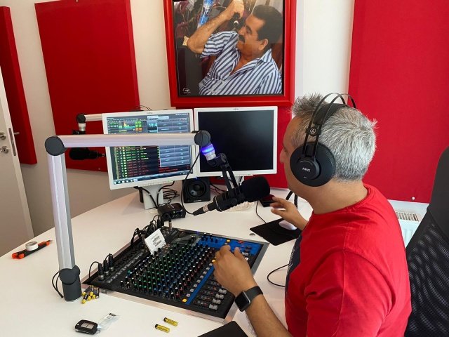 Radyo Tatlıses’e transfer olan Karslıoğlu “İlk defa ulusal bir radyoda yayın yapmanın heyecanını yaşadım. İlk haftam olmasına rağmen çok güzel tepkiler aldım. En başta bana bu imkanı veren İbrahim Tatlıses’e, Tatlıses Şirketler Grubu Genel Müdürü Şule Çınlama Hanım’a, Genel Yayın Koordinatörü Derya Altunkaynak’a çok teşekkür ediyorum. Daha önce başka bir radyo kanalında İbrahim Tatlıses’i konuk almıştım. Şu an onun radyosunda program yapmaya başladım. Çok mutluyum. İnşallah İbrahim Tatlıses’i ‘Çok Canlı Show’a bu kez Radyo Tatlıses’te konuk almak isterim” dedi. 
İzmir’in özel etkinliklerinde farklı ve enerjik sunumuyla dikkat çeken Karslıoğlu, sunumların da aranan ismi oldu. Pandemi öncesi birbirinden ünlü isimlerin etkinliklerine ayrı bir renk katmayı başardı.