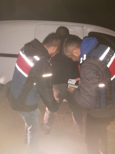 Manisa İli, Alaşehir, Salihli ve Kula İlçelerinde meydana gelen GSM baz istasyonlarından akü hırsızlığı olayları ile ilgili olarak Manisa İl J.K.lığı JASAT timi tarafından, Kula İlçe Emniyet Müdürlüğü ile birlikte yürütülen çalışmalar esnasında 35 AFT 182 plakalı aracın hırsızlık olaylarının meydana geldiği yerlerde bulunduğu kamera incelemesinden tespit edilmiştir. 
Bahse konu aracın rent a car aracı olduğu, GPS kayıtlarının meydana gelen hırsızlık olaylarının olduğu yerlerle eşleştiğinin anlaşılması üzerine araca ait GPS kayıtları anlık takibe alınmıştır