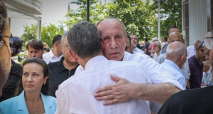 Özgür Özel, Ferdi Zeyrek İçin Manisa’daydı: Hayır Yemeğine Katıldı, Mezarı Başında Dualar Etti