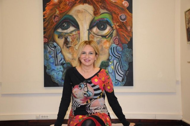 Onlarca ortak ve kişisel sergiye katılan Tülin Unganer, pandemi nedeniyle sürekli ertelenen “Herkes Gittiyse Çıkabilir miyim?” isimli sergisiyle Galeri A’da sanatseverlerle buluştu. 53 eserin yer aldığı sergi 5 Mayıs’a kadar gezilebilecek. Dileyen sanatseverler Salı ve Perşembe günleri sergi alanında bulunan sanatçıyla dilerlerse sohbet ederek sergiyi beraber gezme imkanı bulacak.