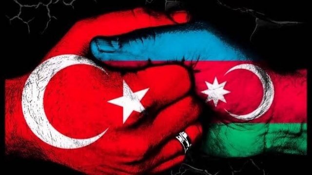 “İki Devlet, Tek Millet” ülküsü ile her konuda Azerbaycan’ın yanında olduklarını ifade eden Ege Üniversitesi Rektörü Prof. Dr. Necdet Budak, “Öncelikle, Azerbaycan’a yapılan hain saldırıyı şiddetle kınıyorum. Şehitlerimize Allah’tan rahmet, yaralılara acil şifalar diliyorum. Türkiye olarak tek vücut, kardeş ülke Azerbaycan’ın her zaman yanındayız. Ege Üniversitesi olarak kardeş ülke Azerbaycan ile ilişkilerimizi her zaman iyi tutuyoruz. Sürekli bilgi paylaşımı ve iş birliği içerisindeyiz. Pandemi sürecinde, Türkiye’de farklı sağlık kuruluşlarında görev yapan Azerbaycan uyruklu asistan ve uzman tabiplere üniversitemiz bünyesinde eğitimler verdik. Eğitimlerini başarı ile tamamlayan hekimler, tüm kişisel koruyucu ekipman ile araç ve gereçlerle Azerbaycan’a döndüler. Azerbaycan’da sağlık personeline vaka yönetimi, hasta bakımı, enfeksiyon kontrolü, hastane organizasyonu hususlarında eğitimler vermeye başladılar. Yine Ziraat Fakültemiz bünyesinde Azerbaycanlı akademisyenlere tarım eğitimi kursu verdik. Azerbaycan’ın ilk izsiz tiroid ameliyatı, Egeli akademisyenlerimiz tarafından gerçekleştirildi. Azerbaycan’a olan bilimsel desteğimiz sürekli artarak devam edecek.  Azerbaycan Devlet Tarım Üniversitesi ile yaptığımız bu protokol de önemli işbirliklerimiz arasında yerini aldı. Tıp Fakültesi akademisyenlerimiz,  önümüzdeki süreçte Azerbaycan’a giderek bilimsel birikimlerini kardeşlerimize aktaracaklar” diye konuştu.